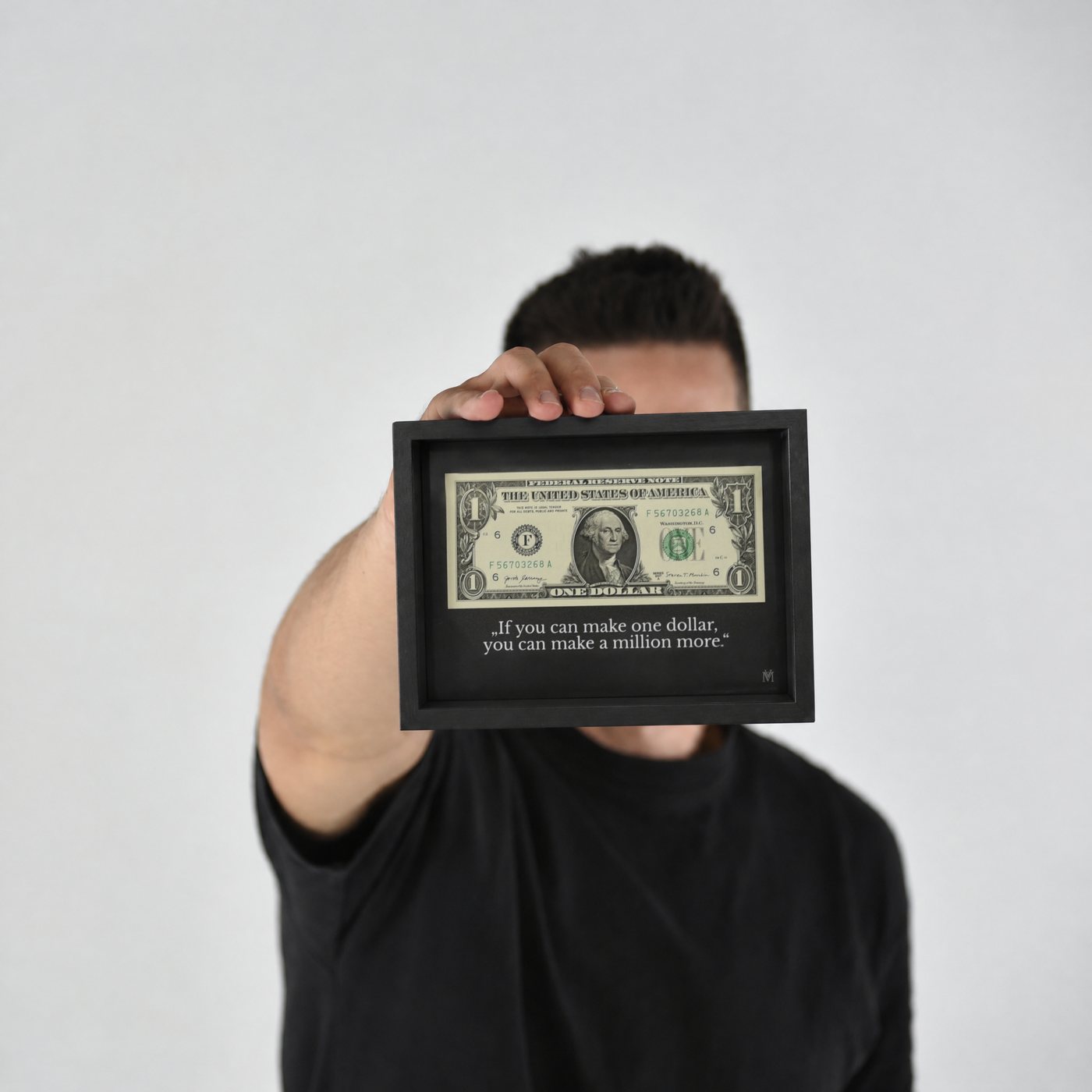 Der gerahmte echte Dollar, frontal in die Kamera gehalten